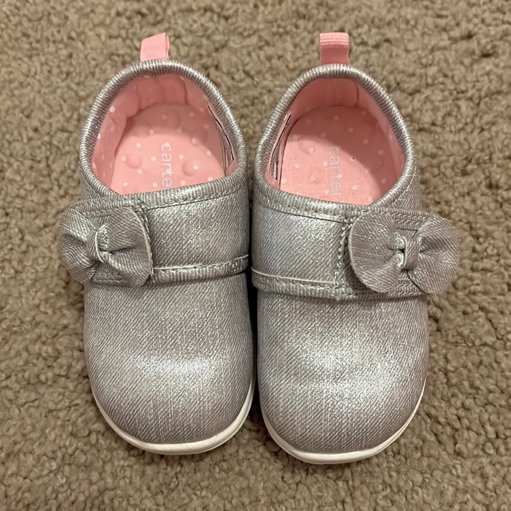 4/$20 Carters Silver sparkle sneaker Sz 5
